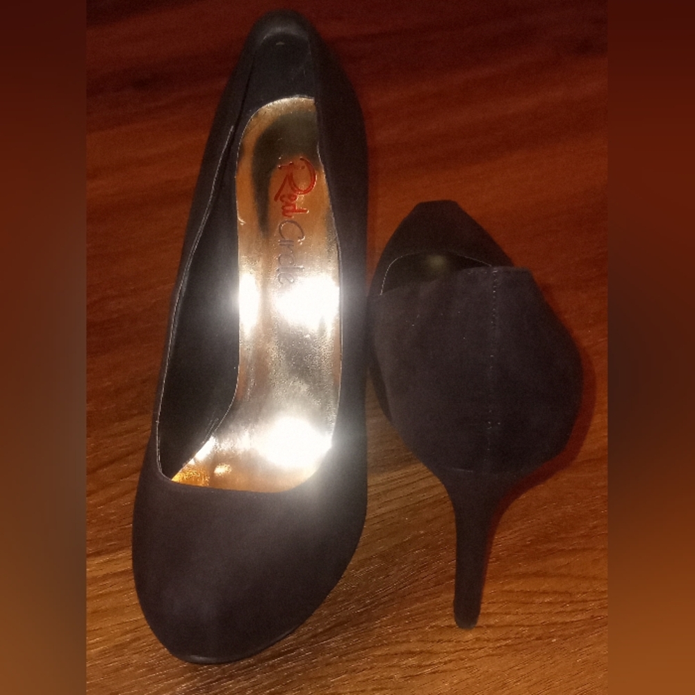 Red Circle black stiletto size 8.5
